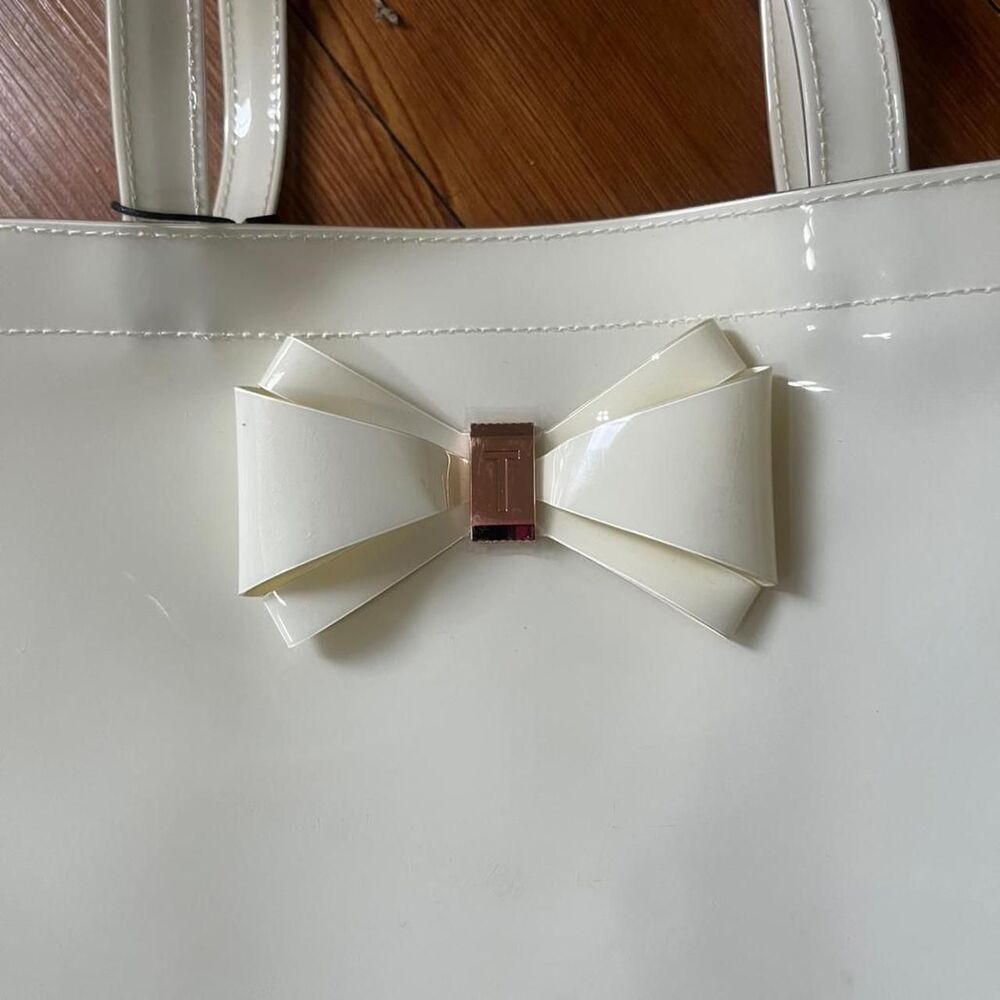 Ted Baker Women's White and Gold Vinyl Tote Bag - Picture 3 of 5